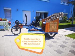 einem Roller, der vor einem Gebäude mit einem Schild geparkt ist in der Unterkunft Privatzimmer Sonne in Bad Säckingen