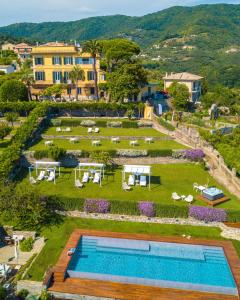 vista aerea su una villa con piscina di Villa Riviera Resort a Lavagna