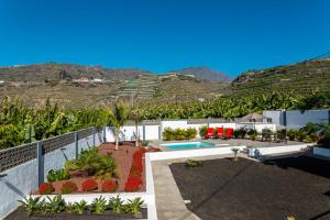 Casa con piscina y jardín con montañas de fondo en Villa Kabanita, en Tazacorte