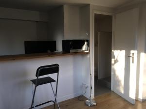 TV a/nebo společenská místnost v ubytování Les studios de l'Horloge