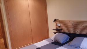 A bed or beds in a room at Apto. de Montaña La Campa en Felechosa (Aller)