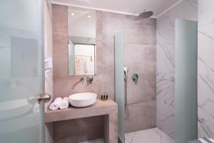 Koupelna v ubytování Acron Suites + 37 fotografií