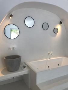 A bathroom at Quartano Luxury Cycladic Residence, Adults Only (13+)
