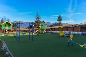 Zona de joacă pentru copii de la Cheile Gradistei Fundata Resort