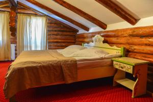 Un pat sau paturi într-o cameră la Cheile Gradistei Fundata Resort