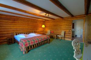 Un pat sau paturi într-o cameră la Cheile Gradistei Fundata Resort