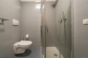 W łazience znajduje się toaleta i przeszklony prysznic. w obiekcie Laubenapartment w Meranie +37 zdjęć