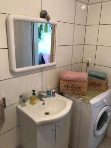 Un baño con lavabo y lavadora. en Apartmani Anka Hvar, en Hvar