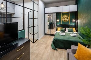 Posteľ alebo postele v izbe v ubytovaní Emerald Lux Apartment. LiveInLviv
