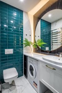 Kamar mandi di Emerald Lux Apartment. LiveInLviv