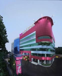 um edifício com um sinal na lateral em favehotel Premier Cihampelas em Bandung