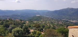 - une vue sur une ville située dans une vallée avec des montagnes dans l'établissement La cachette, à Berre-des-Alpes