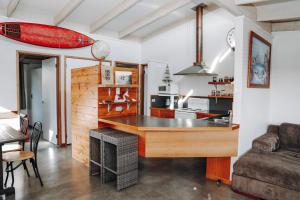 una cocina con isla en medio de una habitación en The PC Cottage, en Port Campbell