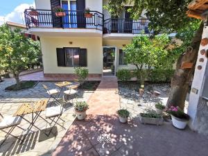 un cortile di una casa con sedie e piante di La Suscella Bed & Breakfast a Torchiara Altre 72 foto