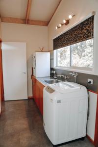坎貝爾港的住宿－PC度假屋，厨房配有白色冰箱和水槽