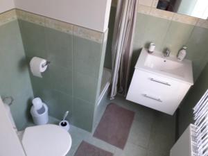 A bathroom at Wiktorówka