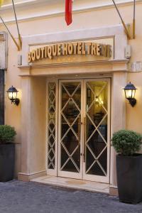 una puerta principal del hotel con un cartel que dice "hotel boutique trey" en Boutique Hotel Trevi en Roma