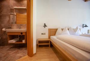 A bed or beds in a room at Peil HighEnd-Basic apartments
