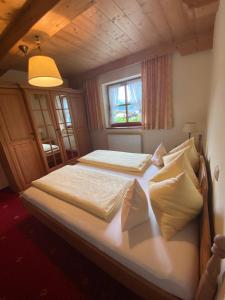 two twin beds in a room with a window at Gästehaus Grauss in Thiersee