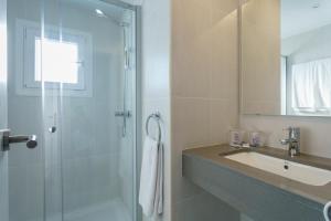 Een badkamer bij Hotel Sur Menorca, Suites & Waterpark