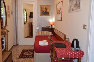 a small room with a table and a small room with a table and a table at B&B Villa Olmo in Como