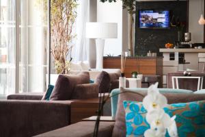 Uma área de estar em The George, Urban Boutique Hotel