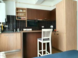 A kitchen or kitchenette at Solid Residence Mamaia