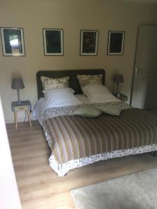 un letto in una camera da letto con due tavoli e due lampade di Un jardin en ville a Sarlat-la-Canéda