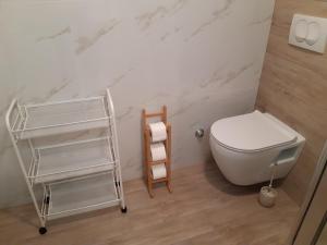 uma casa de banho com um WC e um toalheiro. em Apartment Jardin em Zadar