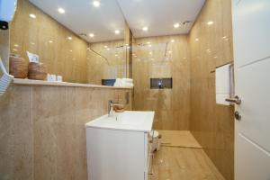 y baño con lavabo blanco y ducha. en Hotel Ambiente Ulcinj en Ulcinj