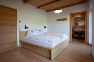 A bed or beds in a room at Peil HighEnd-Basic apartments