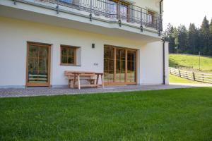 A garden outside Peil HighEnd-Basic apartments