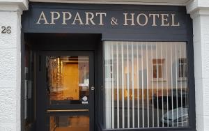 Appart Hotel Montchapet Dijon Centre في ديجون: مدخل إلى arapart والفندق مع علامة فوق الباب