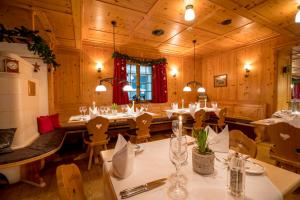 um restaurante com mesas e cadeiras num quarto em Hotel Alpbach em Meiringen