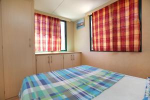 מיטה או מיטות בחדר ב-Olive garden Trogir - mobil home