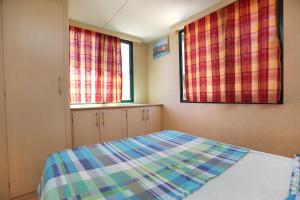 Posteľ alebo postele v izbe v ubytovaní Olive garden Trogir - mobil home