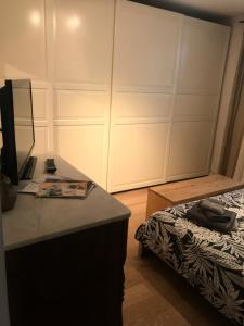Postel nebo postele na pokoji v ubytování camera con bagno privato e parcheggio
