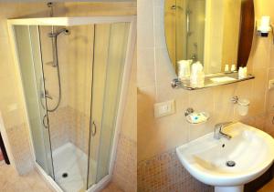 een badkamer met een douche en een wastafel bij Agriturismo Masseria La Chiusa in San Giuseppe Iato