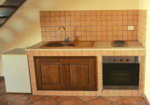 modelo de cocina con fregadero y fogones en Agriturismo Masseria La Chiusa, en San Giuseppe Iato