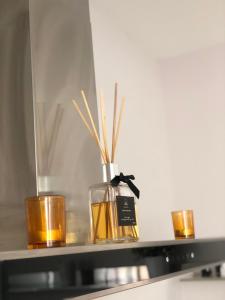 una mensola con un vaso di vetro con bastoncini di bambù di Arche de Noé a Colmar Altre 4 foto