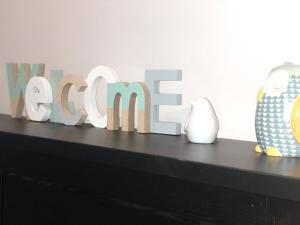 una mensola con vasi e un cartello che dice echo di Arche de Noé a Colmar