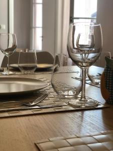 un tavolo con bicchieri da vino su un tavolo di legno di Arche de Noé a Colmar