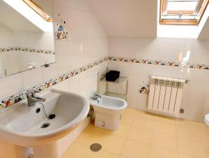 uma casa de banho com um lavatório e um WC em Casa Sueño em Foz