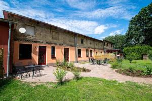 un edificio con sillas y mesas en un patio en Ferienhaus mit Terrasse und Garten in Wandlitz en Wandlitz