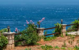 a fence with a view of the ocean at Villa Mare Studios in Skinária