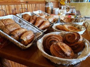 - une table avec de nombreux types de pains et de pâtisseries dans l'établissement Hotel el Hayat, à Batna