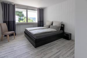 Een bed of bedden in een kamer bij Ferienwohnungen Riese - Farbenspiel