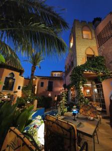 a patio with a table and chairs and a building at Hotel Amanhavis in Benahavís