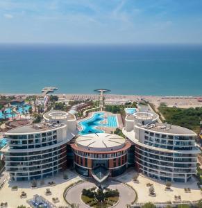 una vista aérea de un complejo con piscina en Baia Lara Hotel en Lara