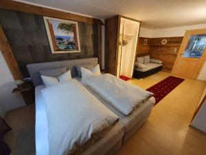 Ferienhaus Tonihof في Langdorf: غرفة نوم بسرير كبير وغرفة معيشة